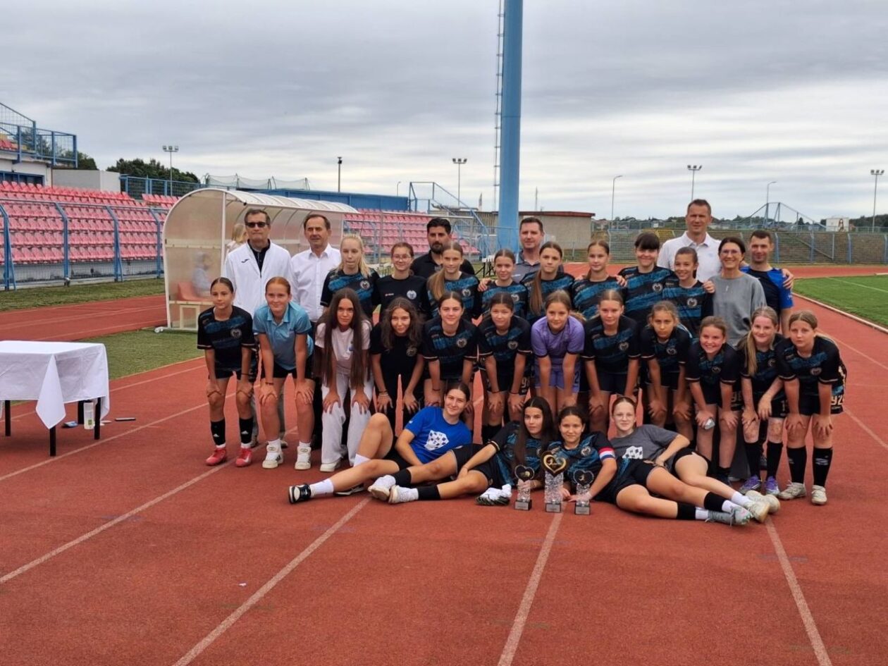 VOLIM NOGOMET 2025. Akademija „Čiro Blažević“ Zagreb i ŽNK Međimurje Čakovec pobjednici turnira (1) VOLIM NOGOMET 2025. Akademija „Čiro Blažević“ Zagreb i ŽNK Međimurje Čakovec pobjednici turnira (1)