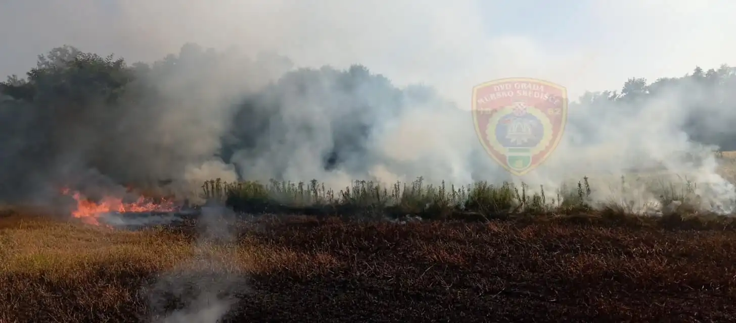 Vatrogasci Murskog Središća gase požar u polju (2)