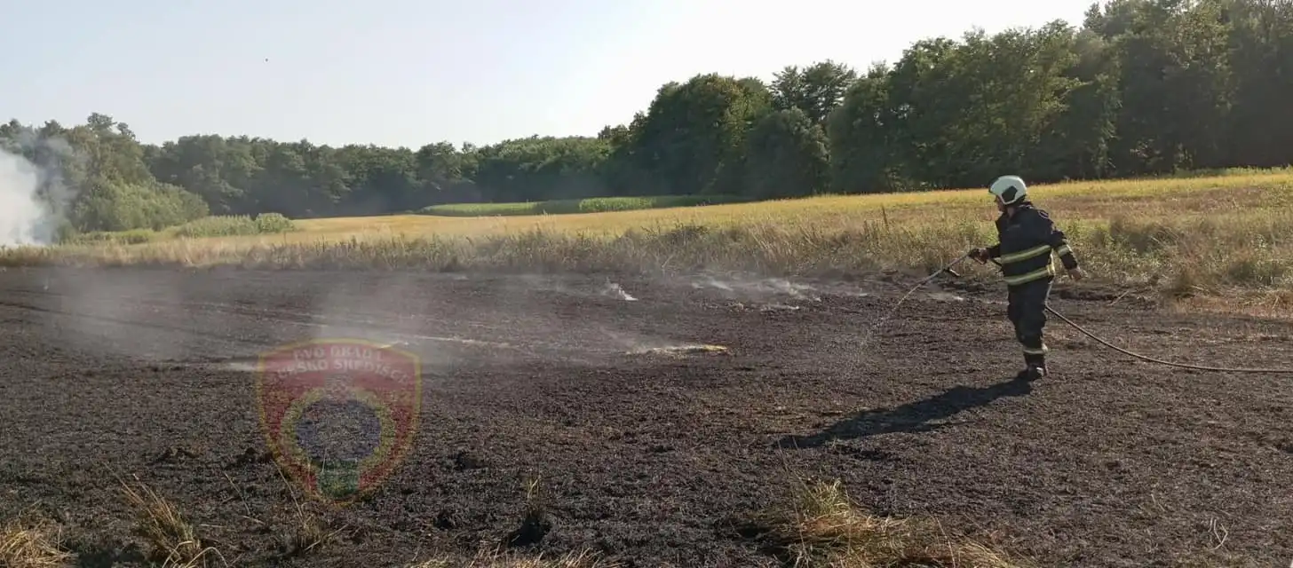 Vatrogasci Murskog Središća gase požar u polju (3)