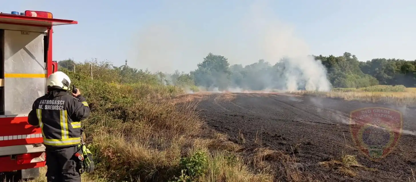 Vatrogasci Murskog Središća gase požar u polju (4)