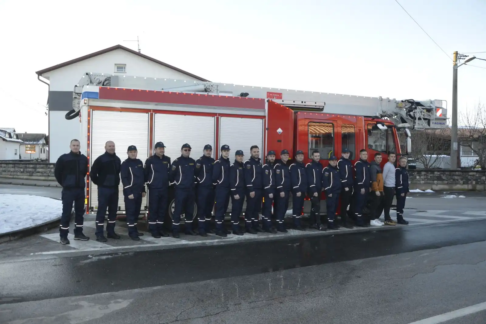 Vatrogasno-Vozilo-2024-1 (1) Vatrogasno-Vozilo-2024-1 (1)