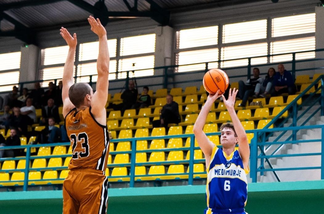 Vedran Gašparić u svojem karakterističnom šutu za 3 poena