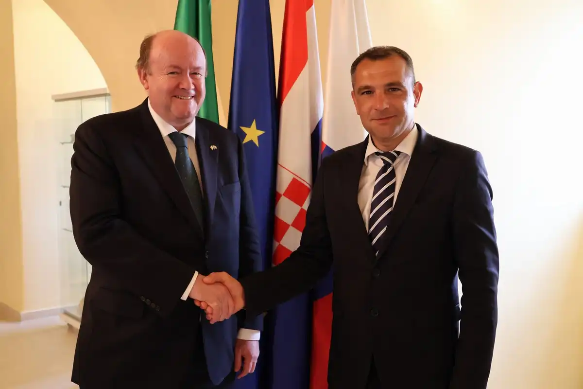 Veleposlanik Ruaidhri Mark Dowling i Matija Posavec (2)