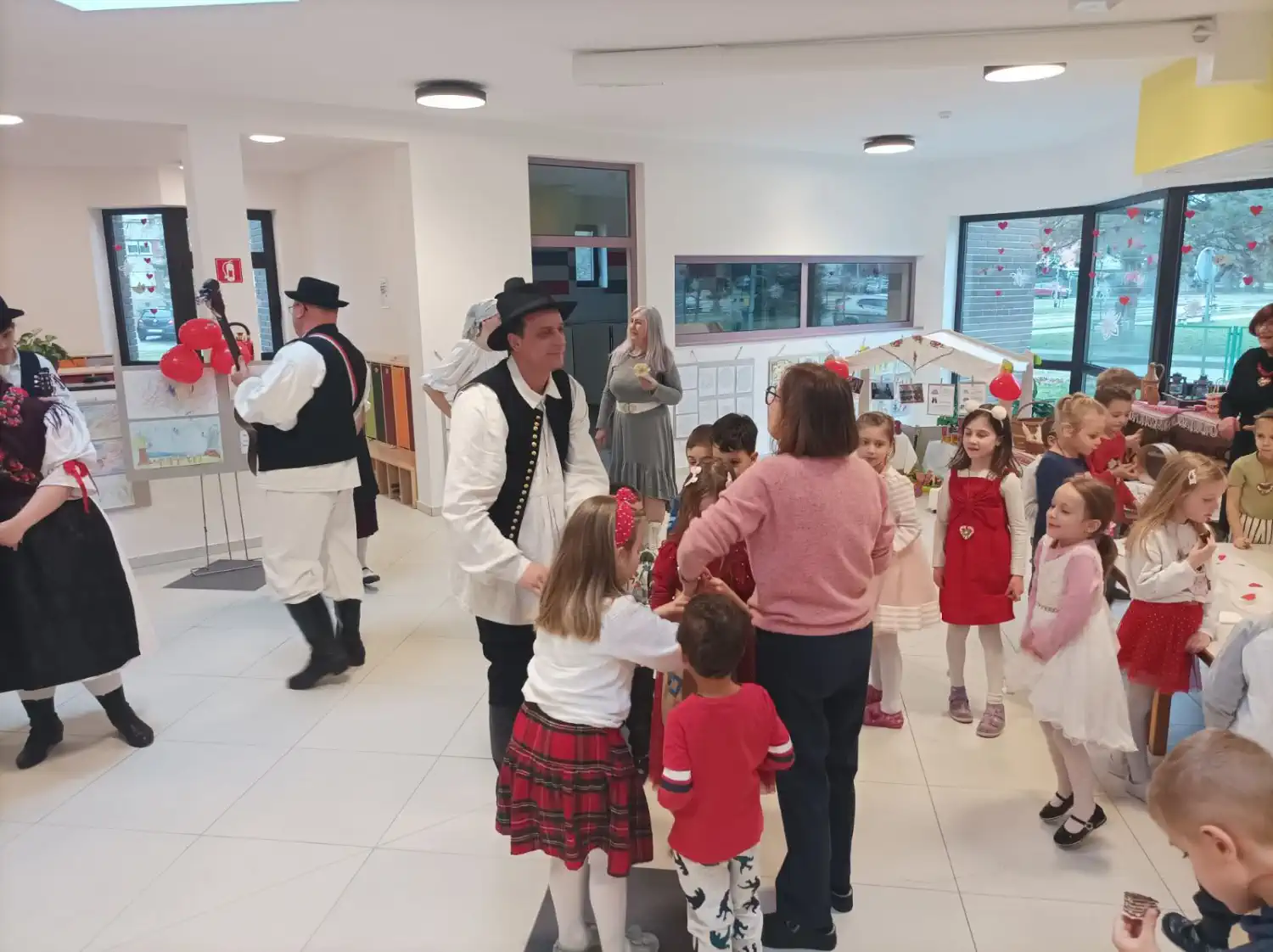 Veseli Međimurci razveselili mališane Cipelice povodom Valentinova (10) Veseli Međimurci razveselili mališane Cipelice povodom Valentinova (10)