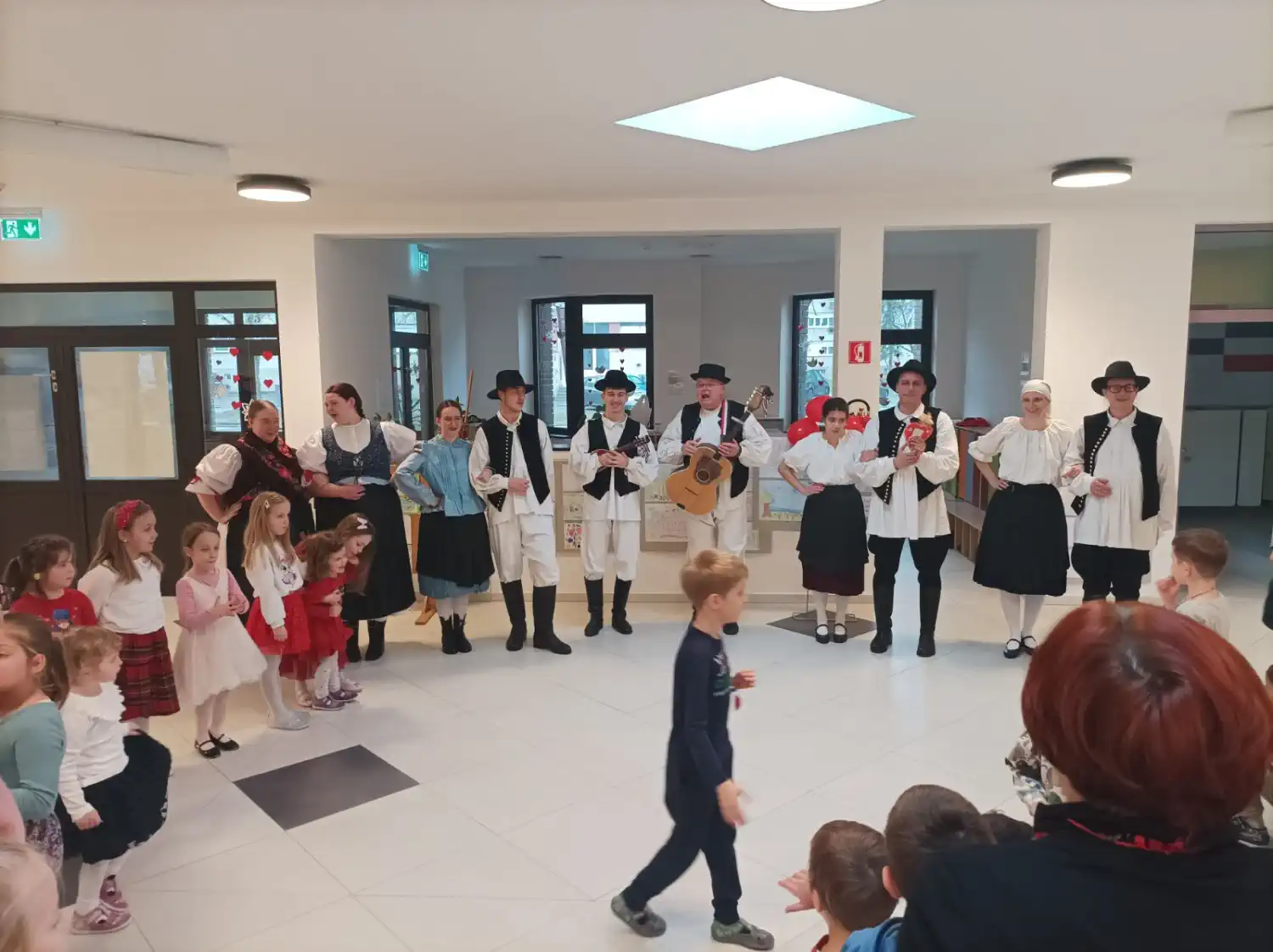 Veseli Međimurci razveselili mališane Cipelice povodom Valentinova (11) Veseli Međimurci razveselili mališane Cipelice povodom Valentinova (11)