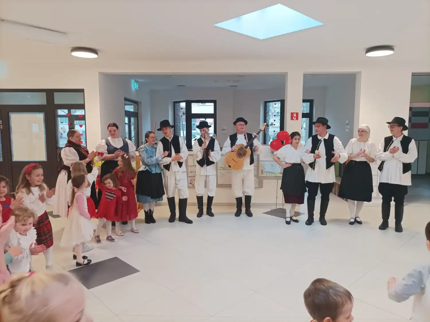 Veseli Međimurci razveselili mališane Cipelice povodom Valentinova (12) Veseli Međimurci razveselili mališane Cipelice povodom Valentinova (12)