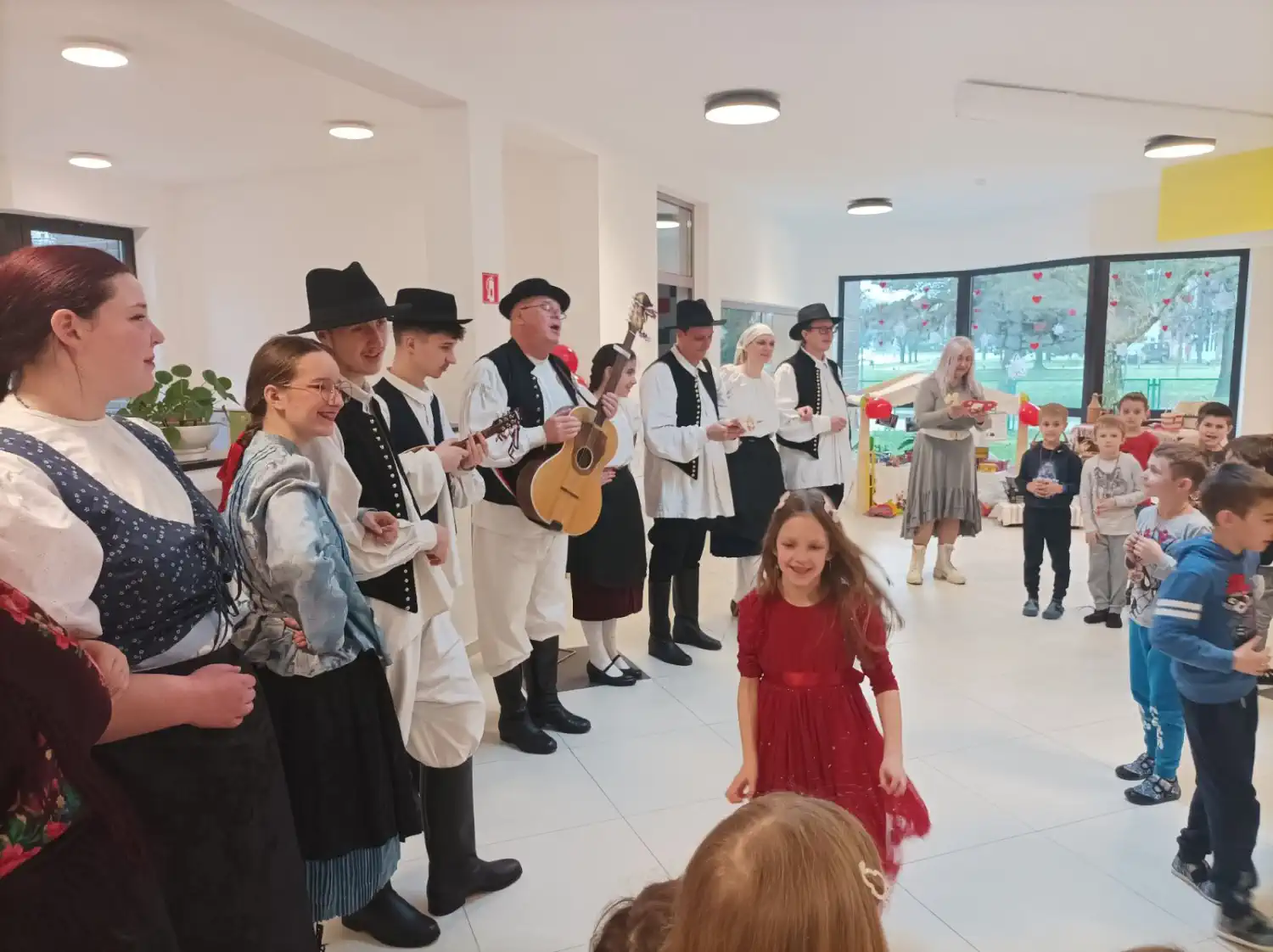 Veseli Međimurci razveselili mališane Cipelice povodom Valentinova (13) Veseli Međimurci razveselili mališane Cipelice povodom Valentinova (13)