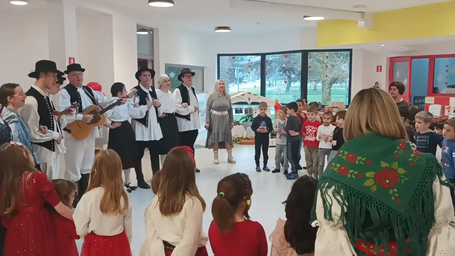 Veseli Međimurci razveselili mališane Cipelice povodom Valentinova (14) Veseli Međimurci razveselili mališane Cipelice povodom Valentinova (14)