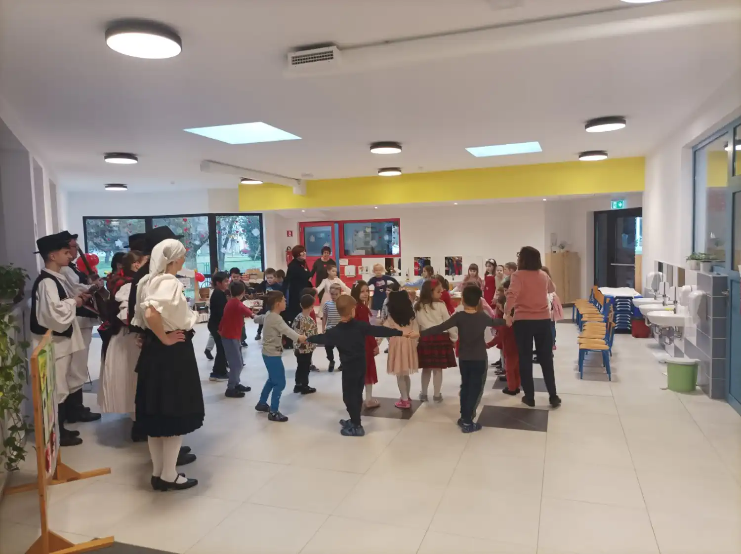 Veseli Međimurci razveselili mališane Cipelice povodom Valentinova (15) Veseli Međimurci razveselili mališane Cipelice povodom Valentinova (15)