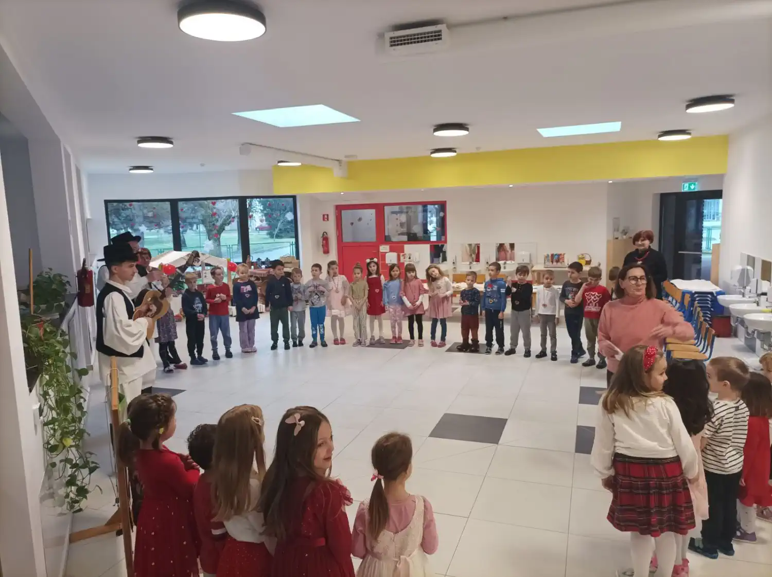 Veseli Međimurci razveselili mališane Cipelice povodom Valentinova (16) Veseli Međimurci razveselili mališane Cipelice povodom Valentinova (16)