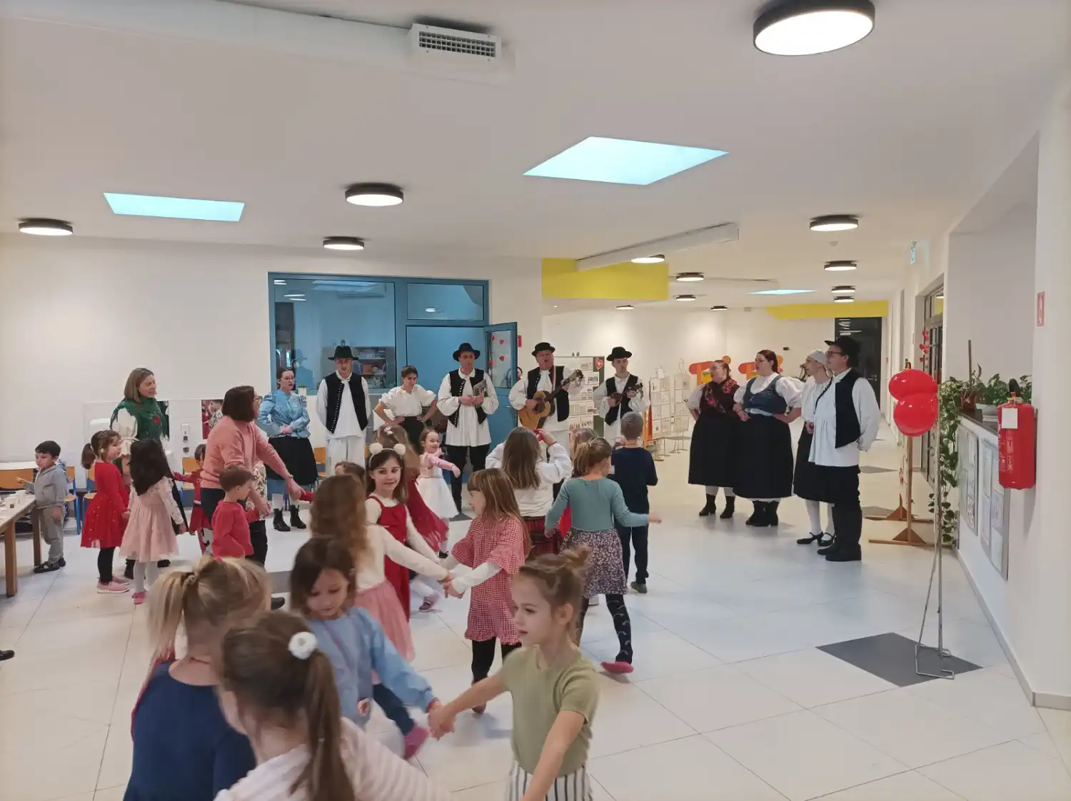 Veseli Međimurci razveselili mališane Cipelice povodom Valentinova (2)