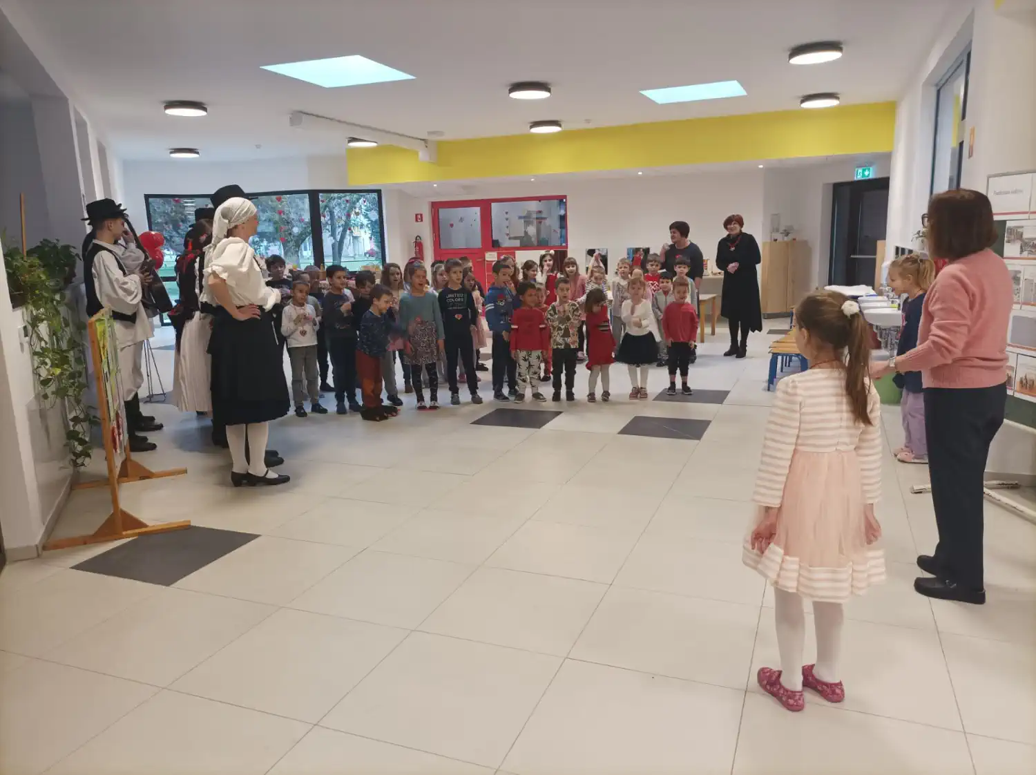 Veseli Međimurci razveselili mališane Cipelice povodom Valentinova (22) Veseli Međimurci razveselili mališane Cipelice povodom Valentinova (22)