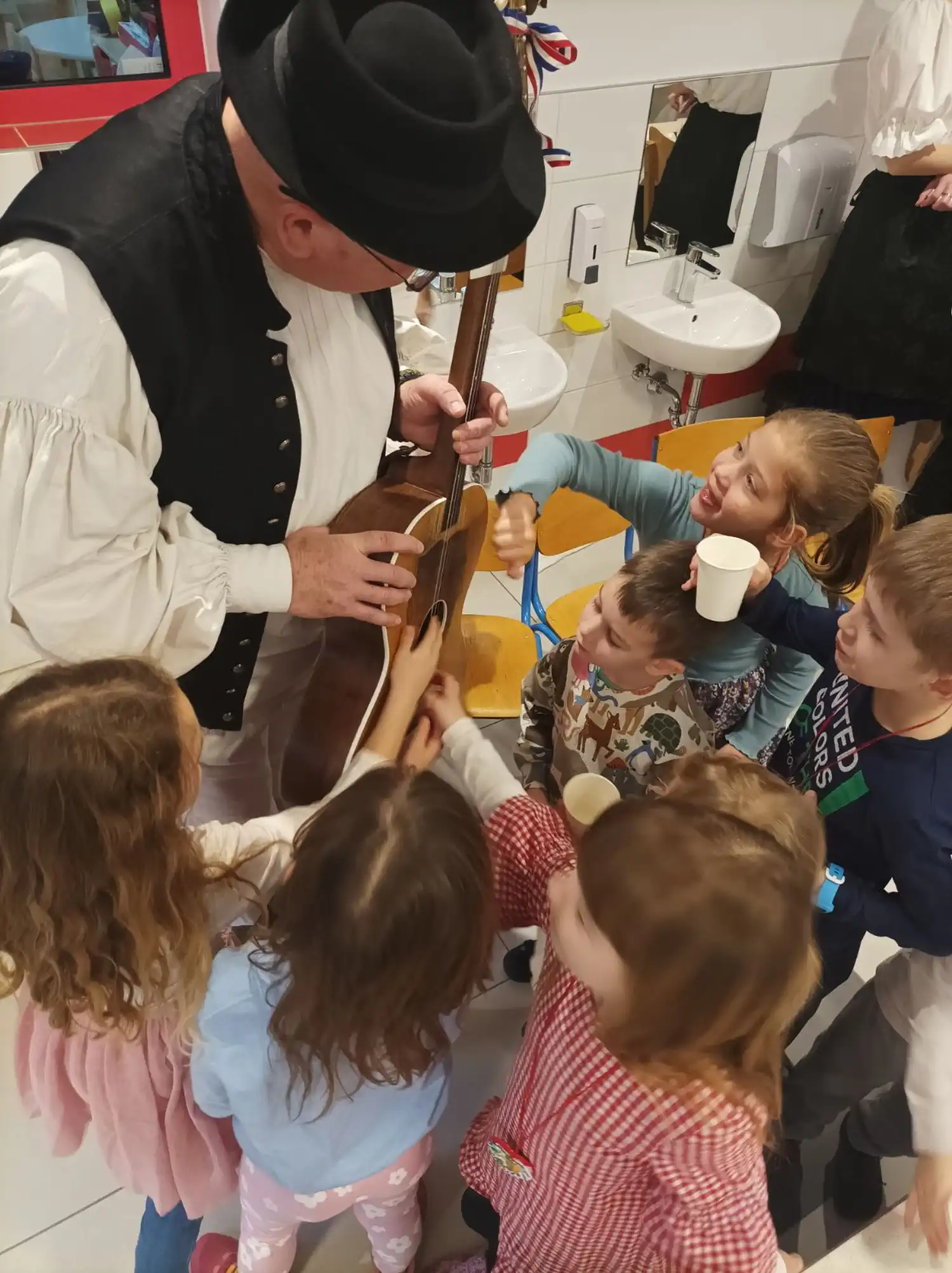 Veseli Međimurci razveselili mališane Cipelice povodom Valentinova (5)