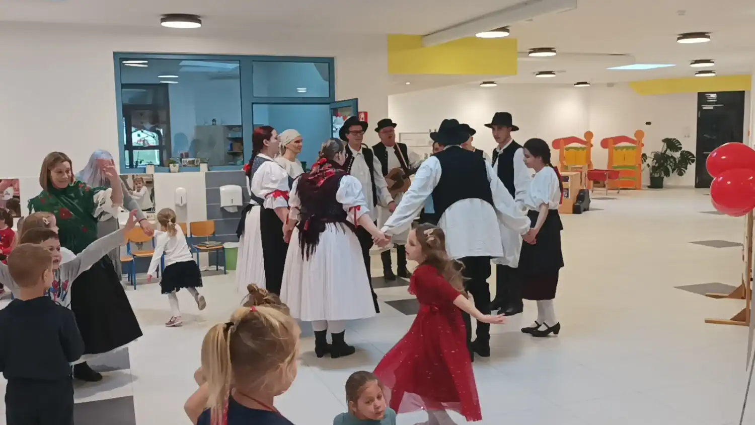 Veseli Međimurci razveselili mališane Cipelice povodom Valentinova (6) Veseli Međimurci razveselili mališane Cipelice povodom Valentinova (6)