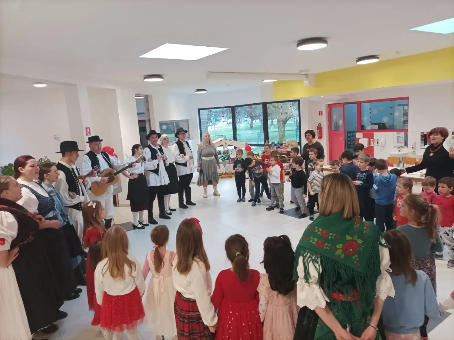 Veseli Međimurci razveselili mališane Cipelice povodom Valentinova (7) Veseli Međimurci razveselili mališane Cipelice povodom Valentinova (7)