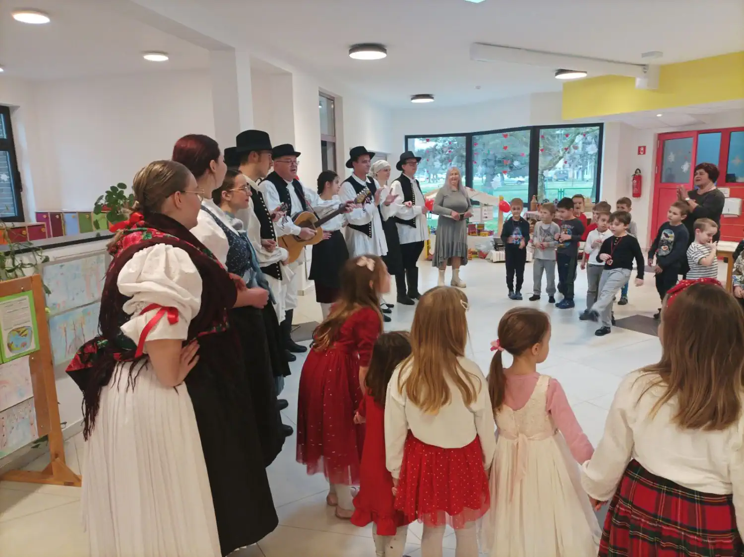 Veseli Međimurci razveselili mališane Cipelice povodom Valentinova (8) Veseli Međimurci razveselili mališane Cipelice povodom Valentinova (8)