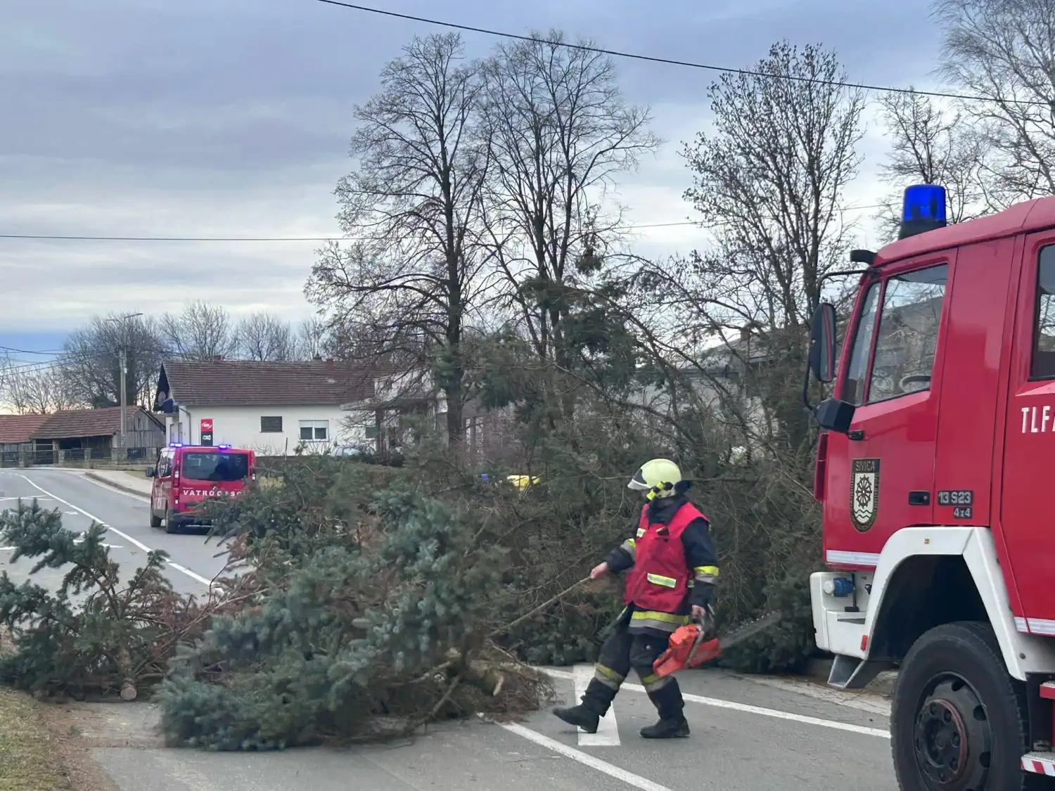 Vjetar u Sivici srušio drvo (6) Vjetar u Sivici srušio drvo (6)