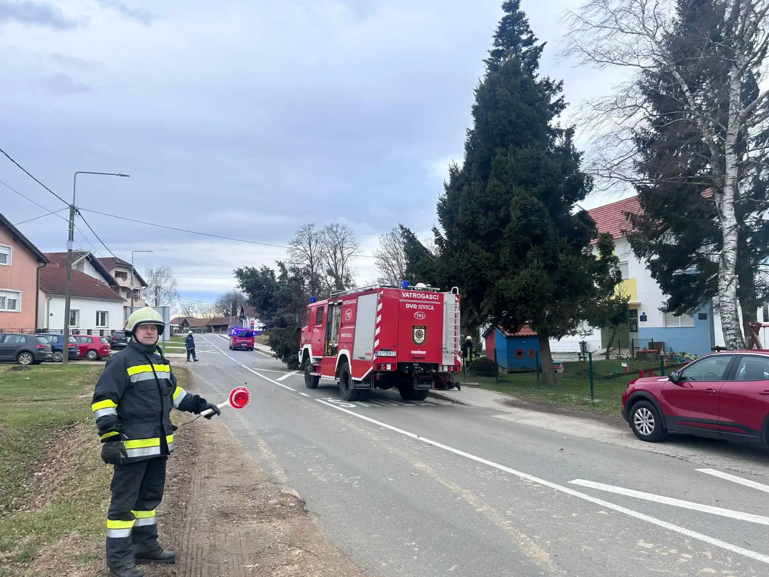 Vjetar u Sivici srušio drvo (7) Vjetar u Sivici srušio drvo (7)