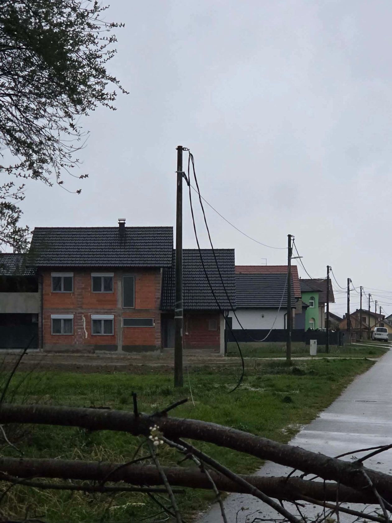 Vratišinec srušeno drvo internet telefon (3) Vratišinec srušeno drvo internet telefon (3)