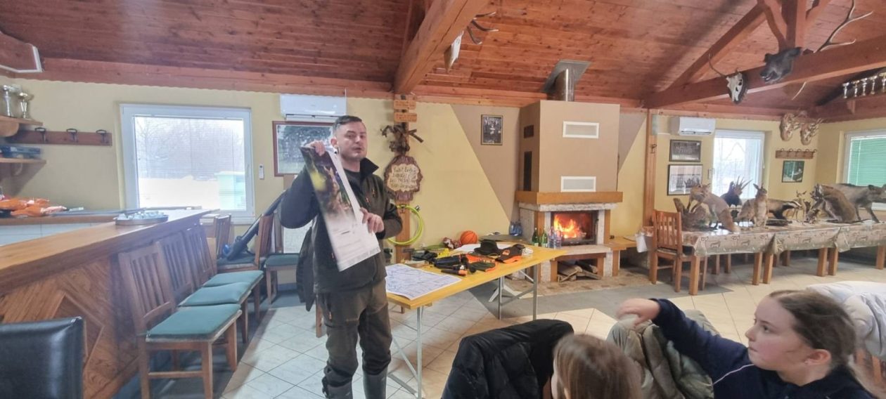 ZIMA U ZAVIČAJU Učenici PŠ Florijana Andrašeca s lovcima učili kako se zimi brine o šumskim životinjama (10)