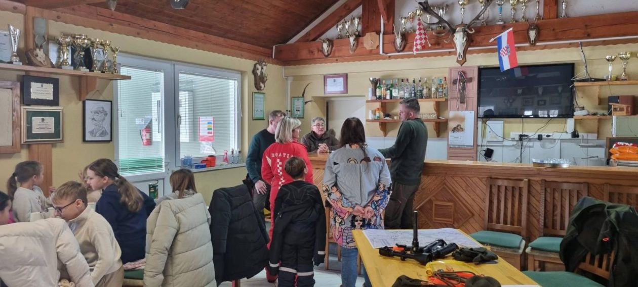 ZIMA U ZAVIČAJU Učenici PŠ Florijana Andrašeca s lovcima učili kako se zimi brine o šumskim životinjama (12)