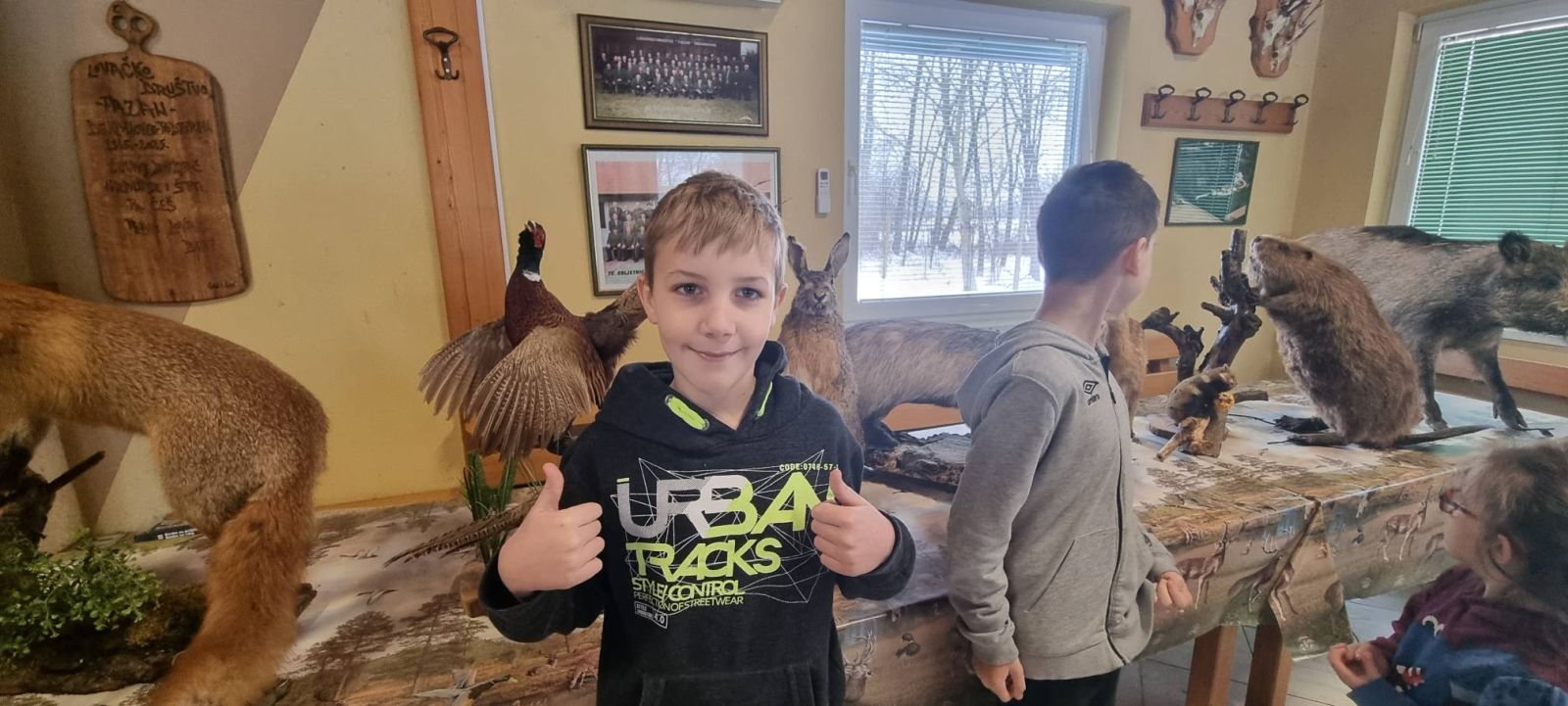 ZIMA U ZAVIČAJU Učenici PŠ Florijana Andrašeca s lovcima učili kako se zimi brine o šumskim životinjama (15)