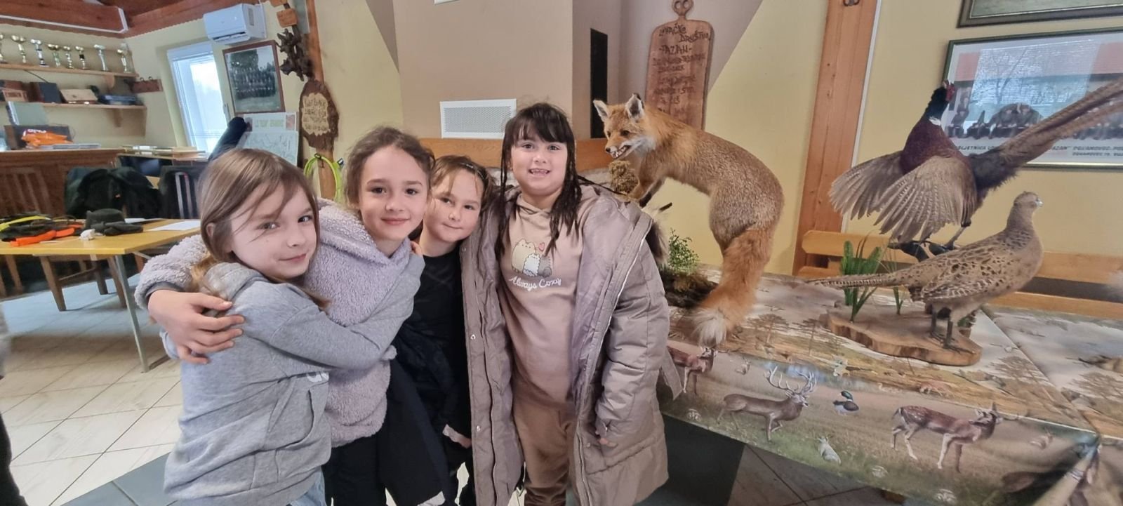 ZIMA U ZAVIČAJU Učenici PŠ Florijana Andrašeca s lovcima učili kako se zimi brine o šumskim životinjama (16)