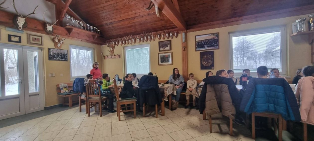ZIMA U ZAVIČAJU Učenici PŠ Florijana Andrašeca s lovcima učili kako se zimi brine o šumskim životinjama (17)