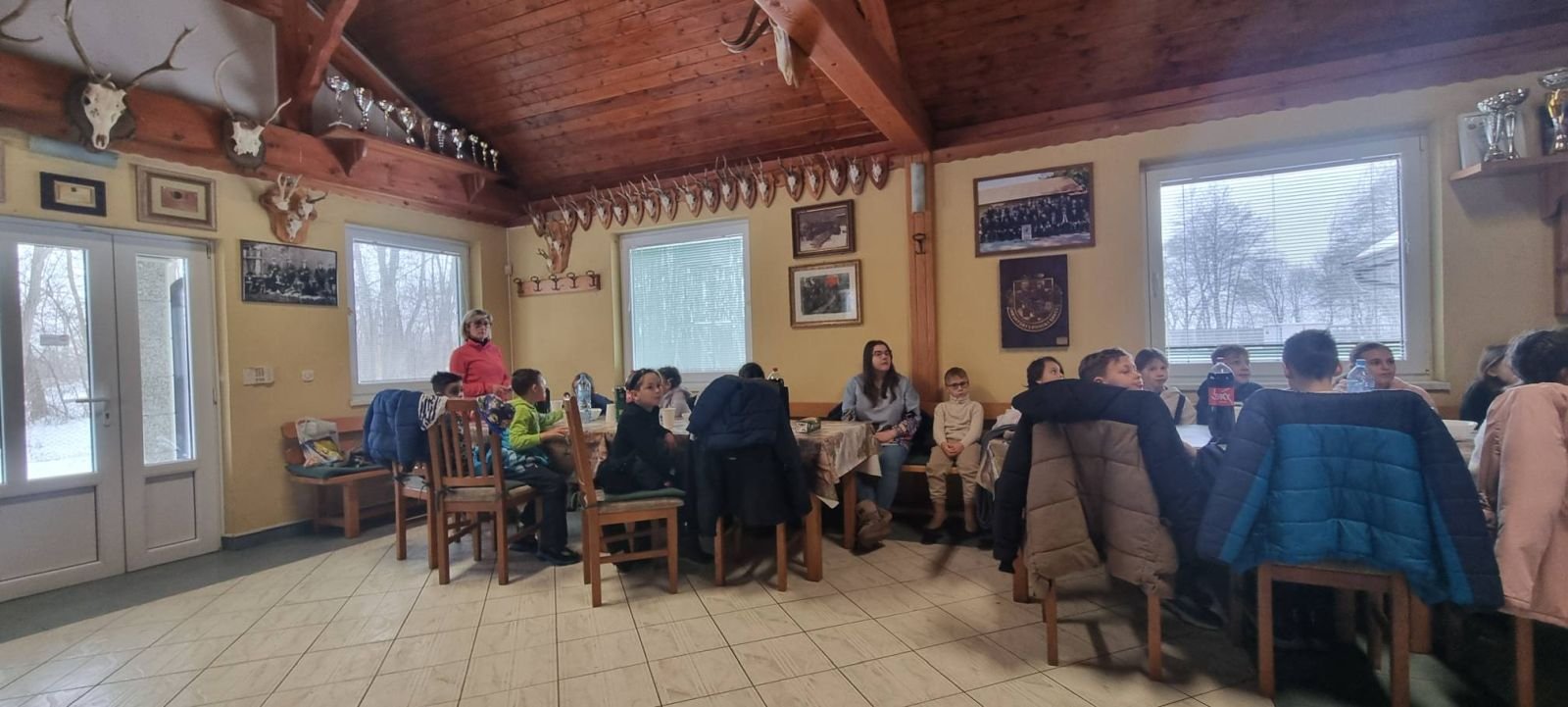 ZIMA U ZAVIČAJU Učenici PŠ Florijana Andrašeca s lovcima učili kako se zimi brine o šumskim životinjama (17)