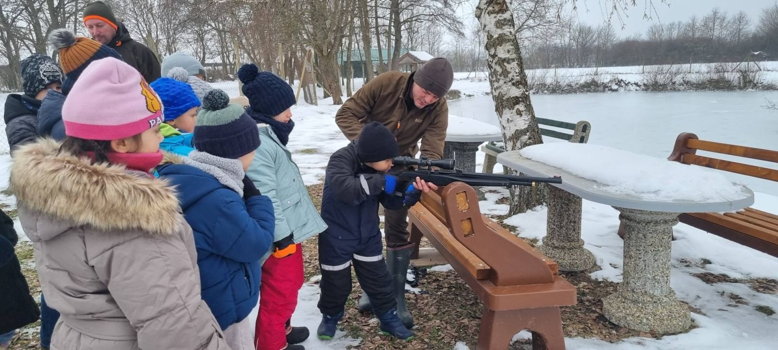 ZIMA U ZAVIČAJU Učenici PŠ Florijana Andrašeca s lovcima učili kako se zimi brine o šumskim životinjama (18)