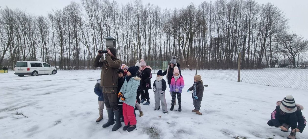 ZIMA U ZAVIČAJU Učenici PŠ Florijana Andrašeca s lovcima učili kako se zimi brine o šumskim životinjama (20)