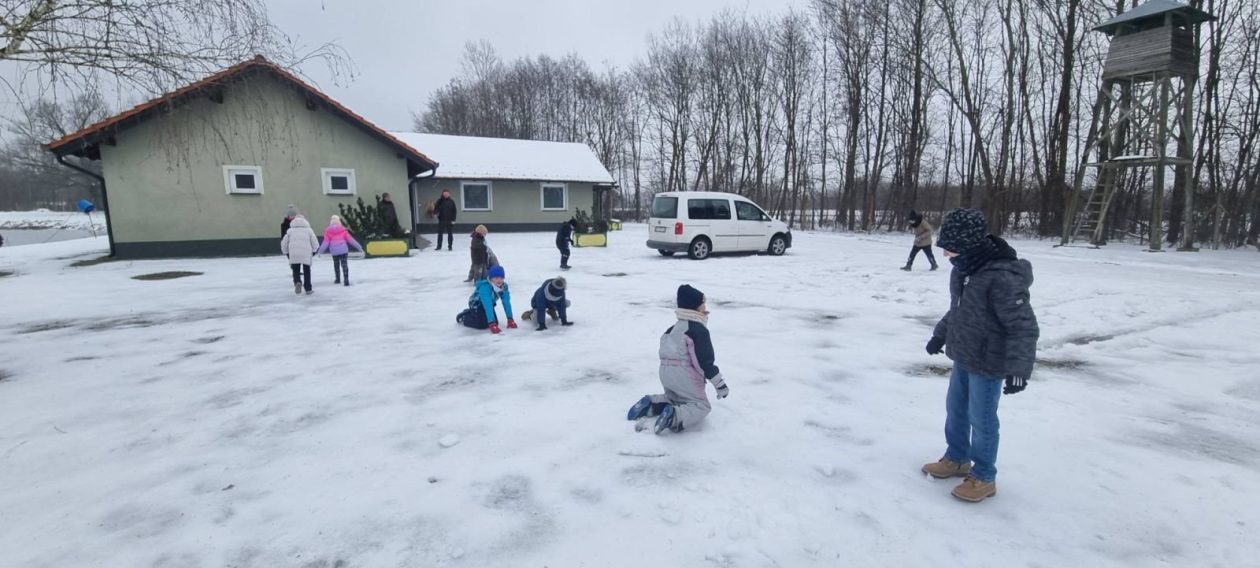 ZIMA U ZAVIČAJU Učenici PŠ Florijana Andrašeca s lovcima učili kako se zimi brine o šumskim životinjama (23)