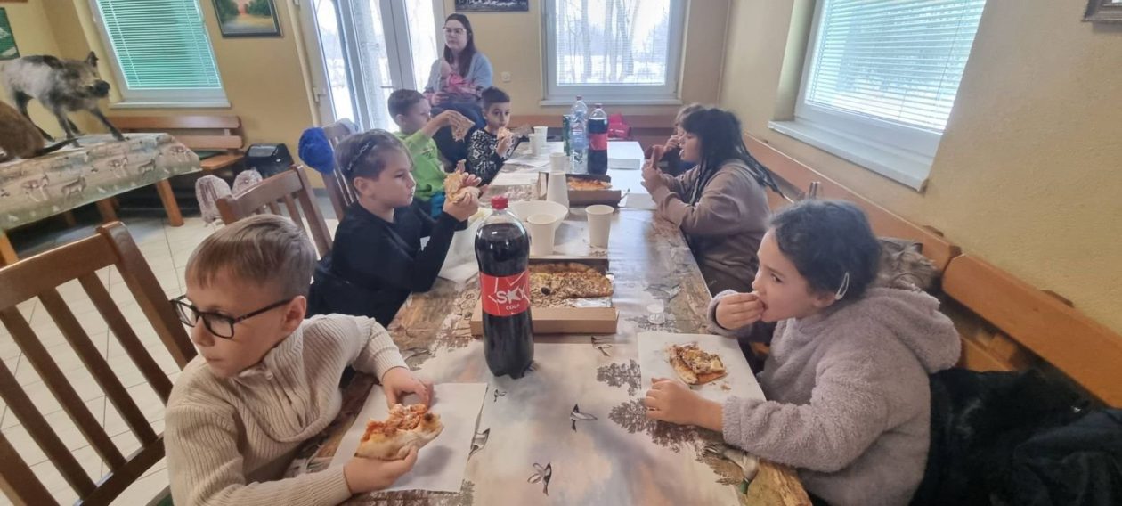 ZIMA U ZAVIČAJU Učenici PŠ Florijana Andrašeca s lovcima učili kako se zimi brine o šumskim životinjama (25)