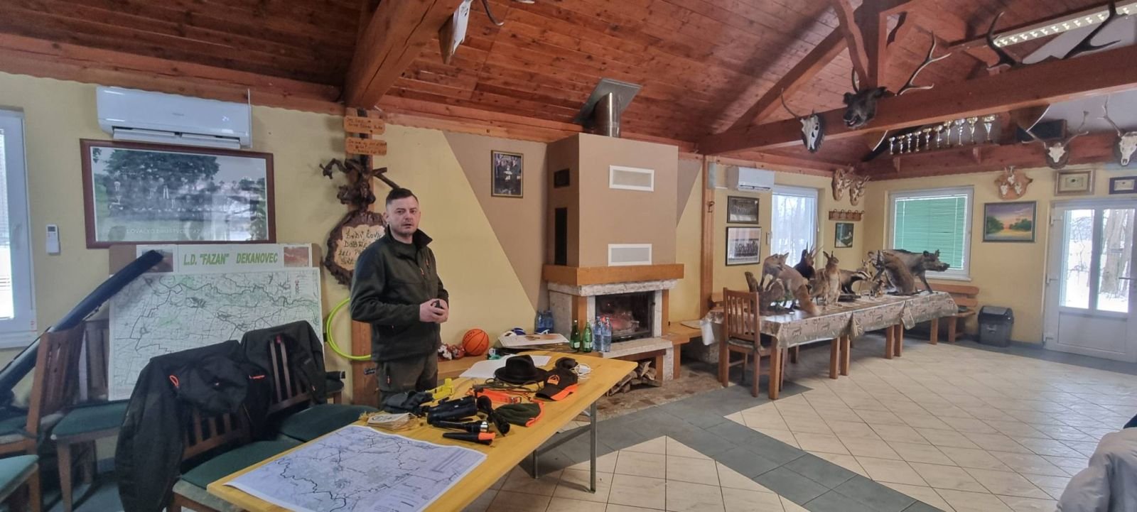 ZIMA U ZAVIČAJU Učenici PŠ Florijana Andrašeca s lovcima učili kako se zimi brine o šumskim životinjama (6)