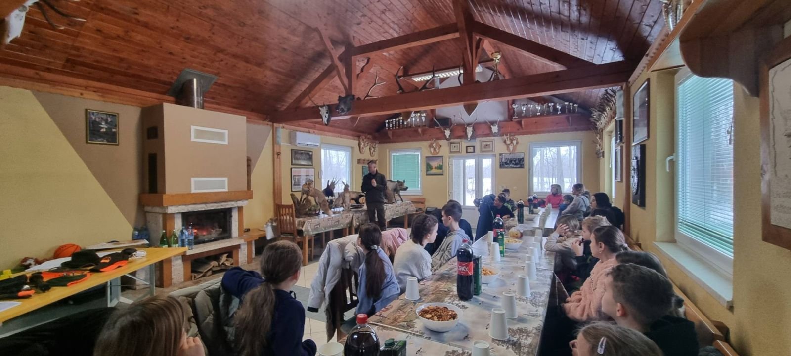 ZIMA U ZAVIČAJU Učenici PŠ Florijana Andrašeca s lovcima učili kako se zimi brine o šumskim životinjama (9)