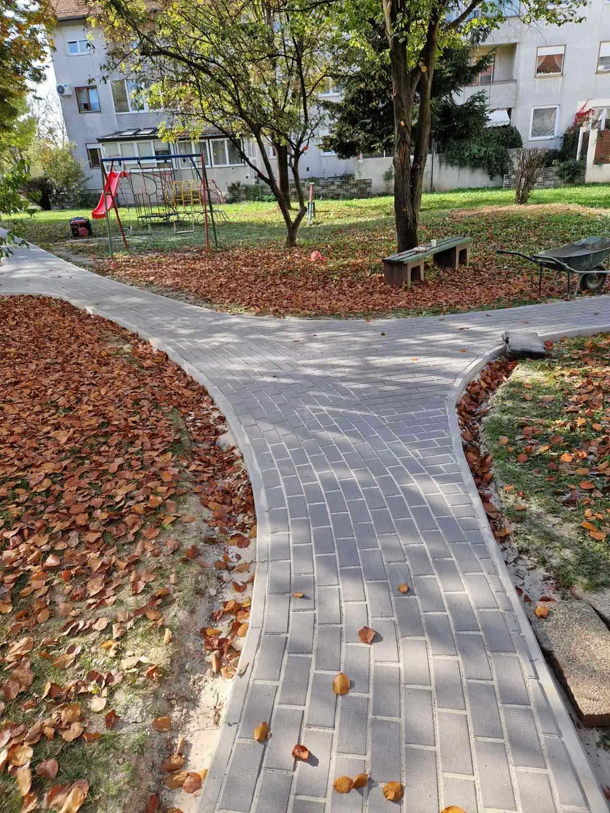 Završeni radovi na uređenju pješačkih staza u kvartu Travnik na čakovečkom Jugu (7) Završeni radovi na uređenju pješačkih staza u kvartu Travnik na čakovečkom Jugu (7)