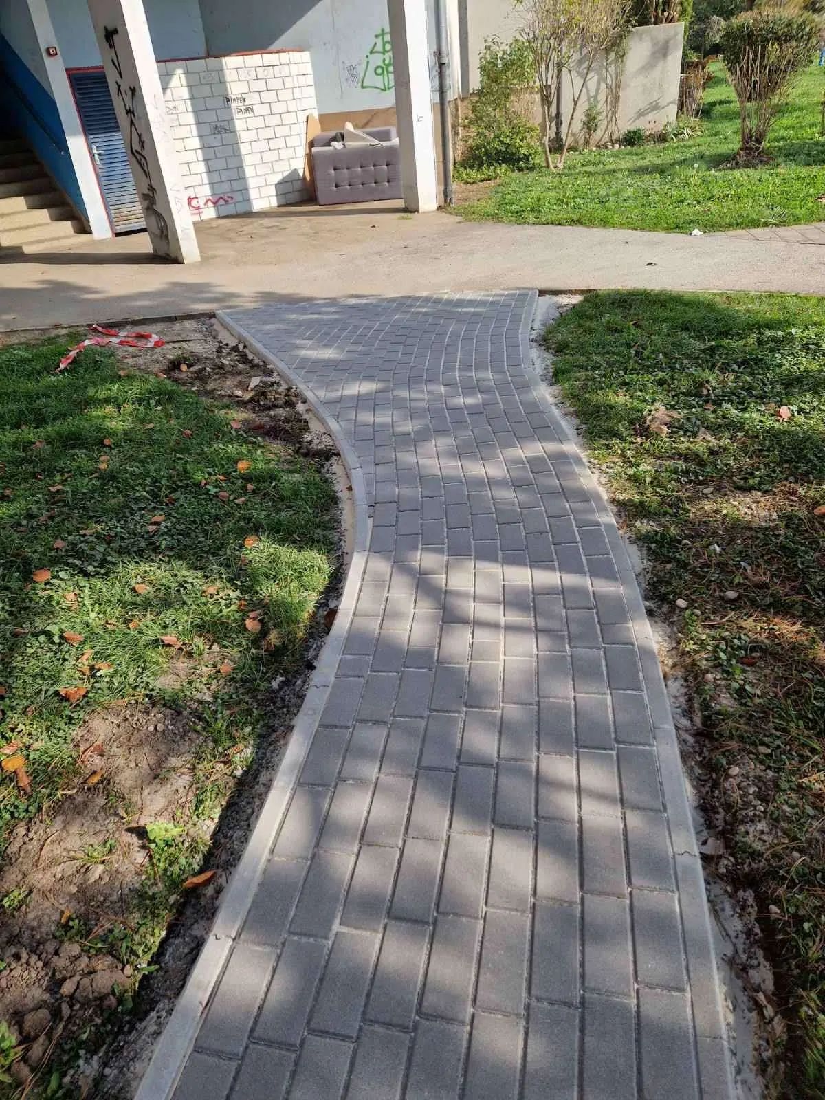 Završeni radovi na uređenju pješačkih staza u kvartu Travnik na čakovečkom Jugu (8) Završeni radovi na uređenju pješačkih staza u kvartu Travnik na čakovečkom Jugu (8)