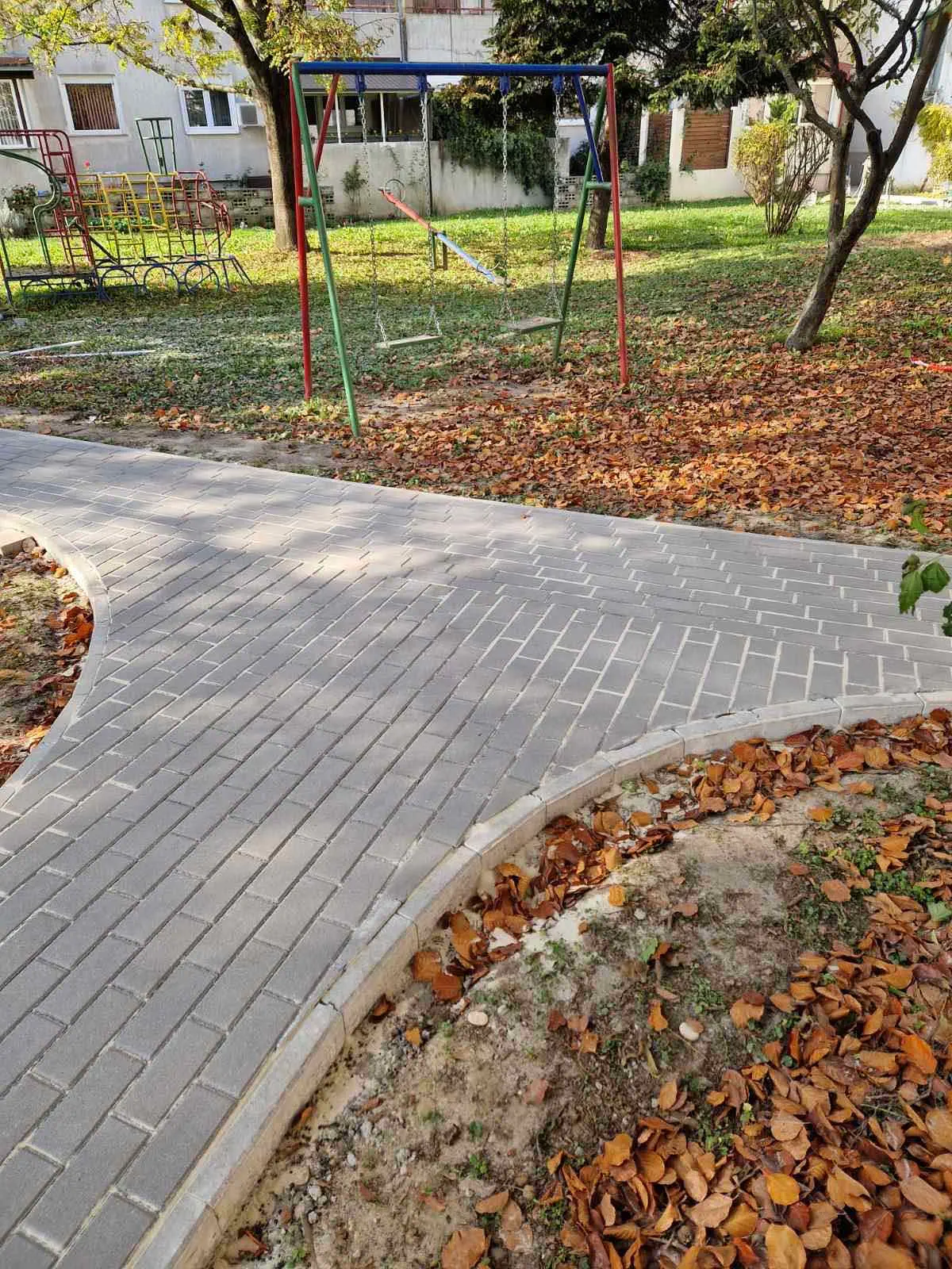 Završeni radovi na uređenju pješačkih staza u kvartu Travnik na čakovečkom Jugu (9) Završeni radovi na uređenju pješačkih staza u kvartu Travnik na čakovečkom Jugu (9)