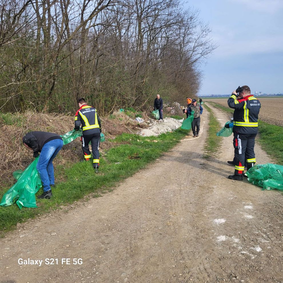 Zelena akcija čišćenje smeće Savska Ves (16) Zelena akcija čišćenje smeće Savska Ves (16)