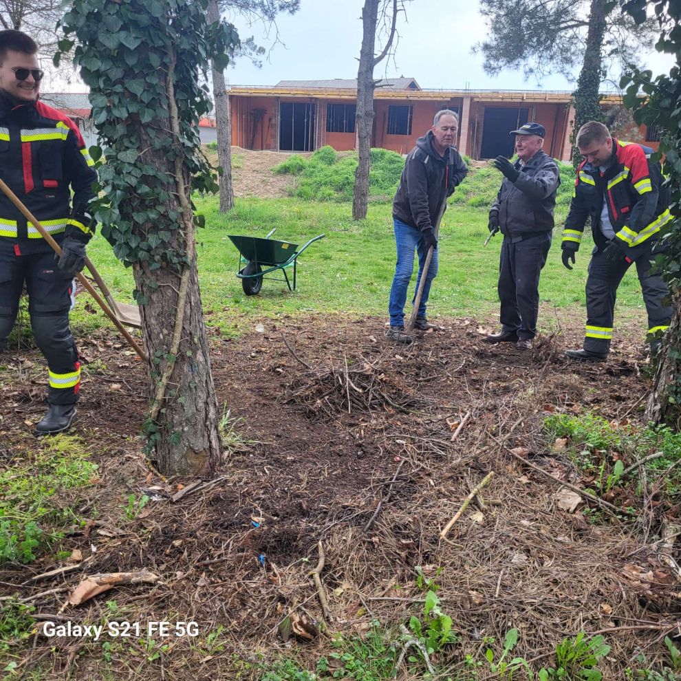 Zelena akcija čišćenje smeće Savska Ves (20) Zelena akcija čišćenje smeće Savska Ves (20)