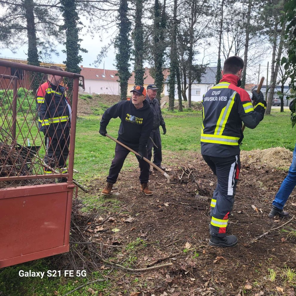 Zelena akcija čišćenje smeće Savska Ves (3) Zelena akcija čišćenje smeće Savska Ves (3)