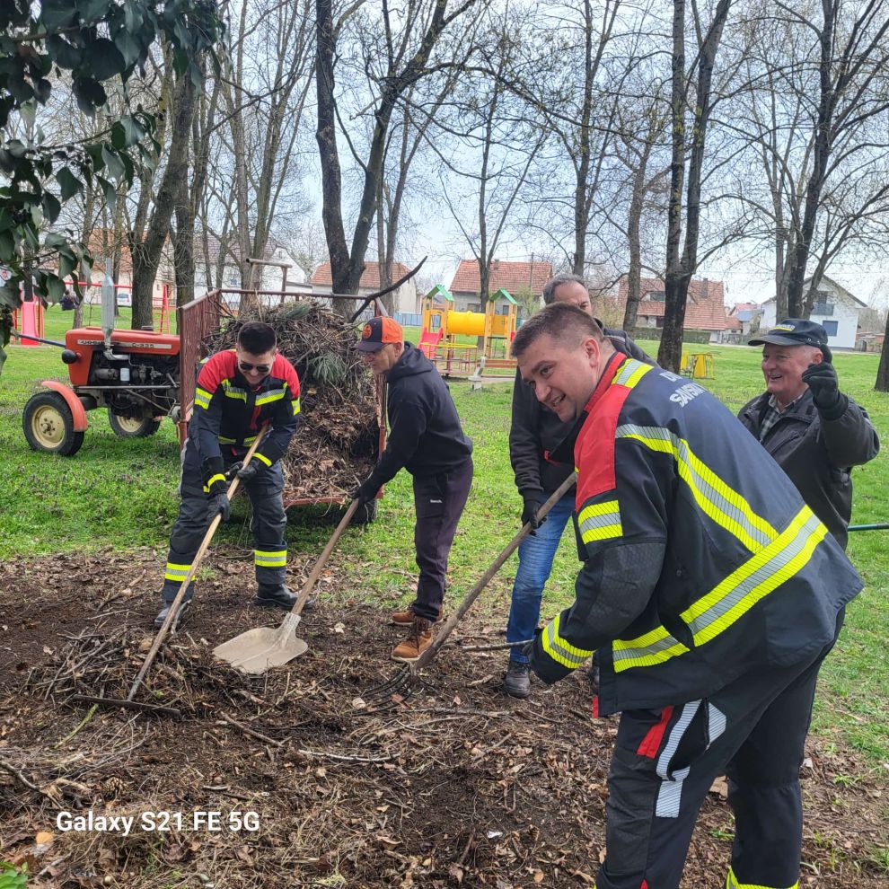 Zelena akcija čišćenje smeće Savska Ves (4) Zelena akcija čišćenje smeće Savska Ves (4)