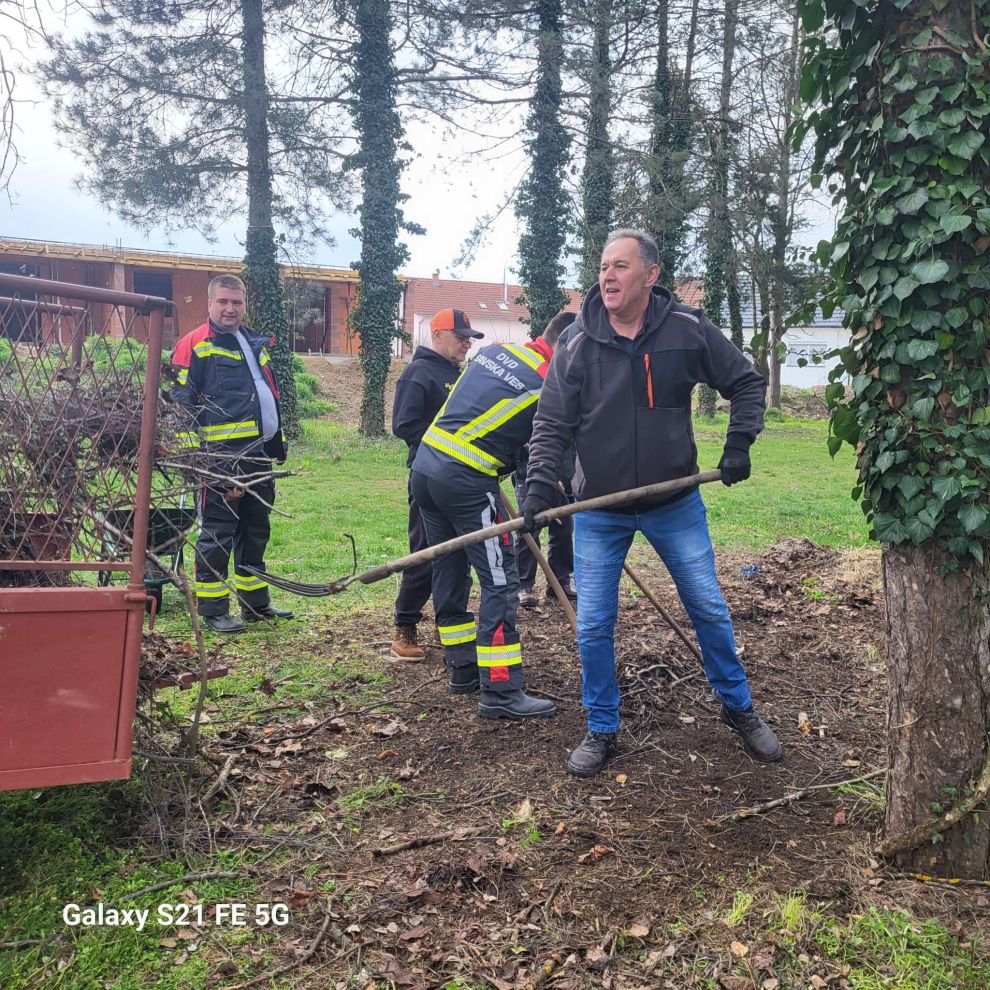 Zelena akcija čišćenje smeće Savska Ves (5) Zelena akcija čišćenje smeće Savska Ves (5)