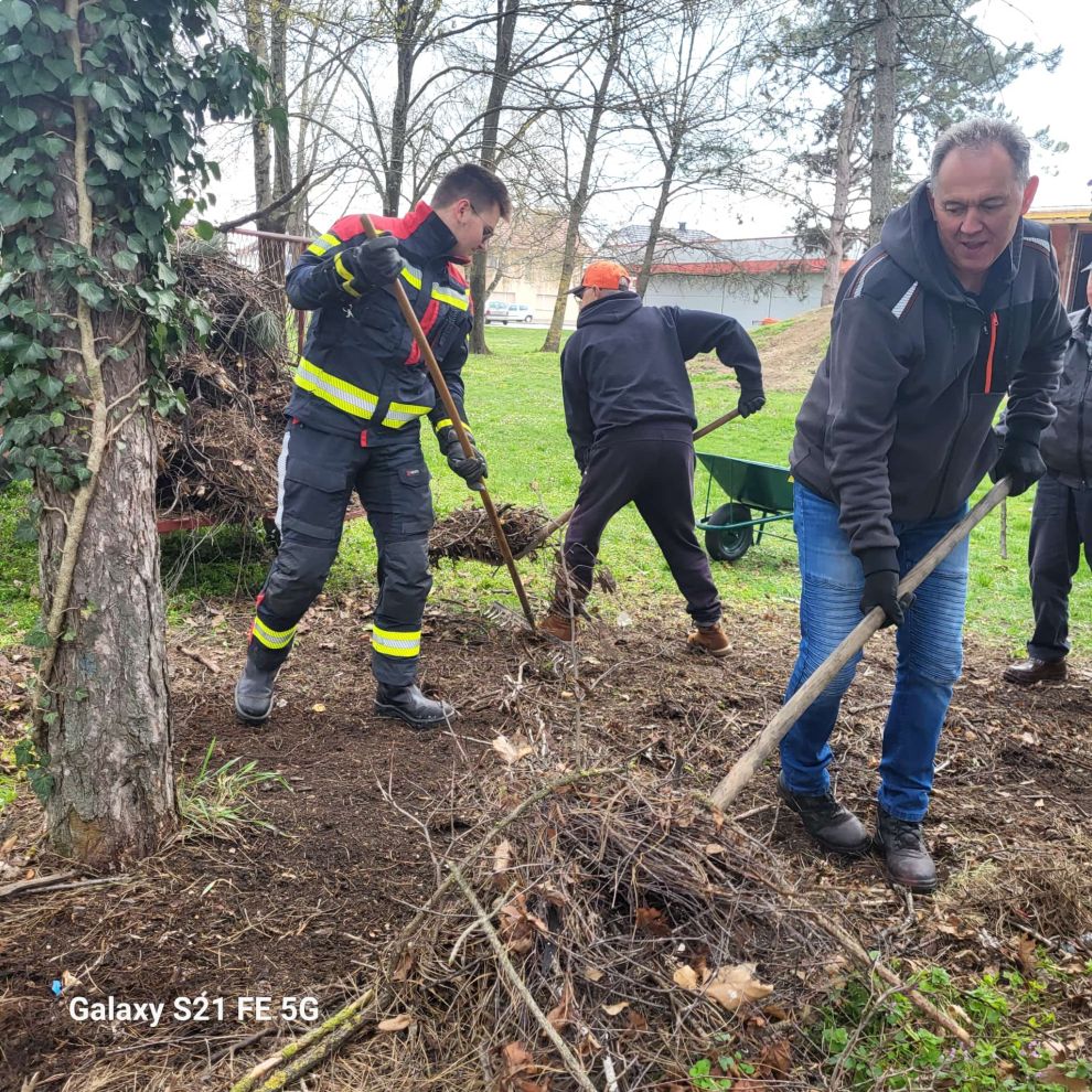 Zelena akcija čišćenje smeće Savska Ves (6) Zelena akcija čišćenje smeće Savska Ves (6)