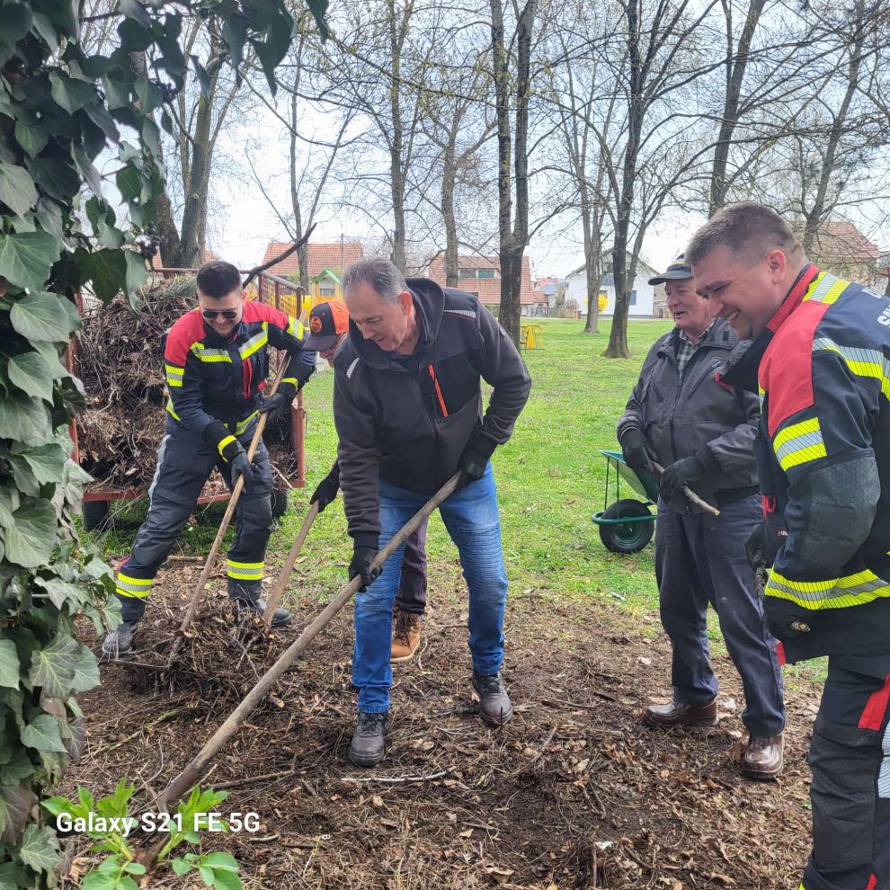 Zelena akcija čišćenje smeće Savska Ves (7) Zelena akcija čišćenje smeće Savska Ves (7)