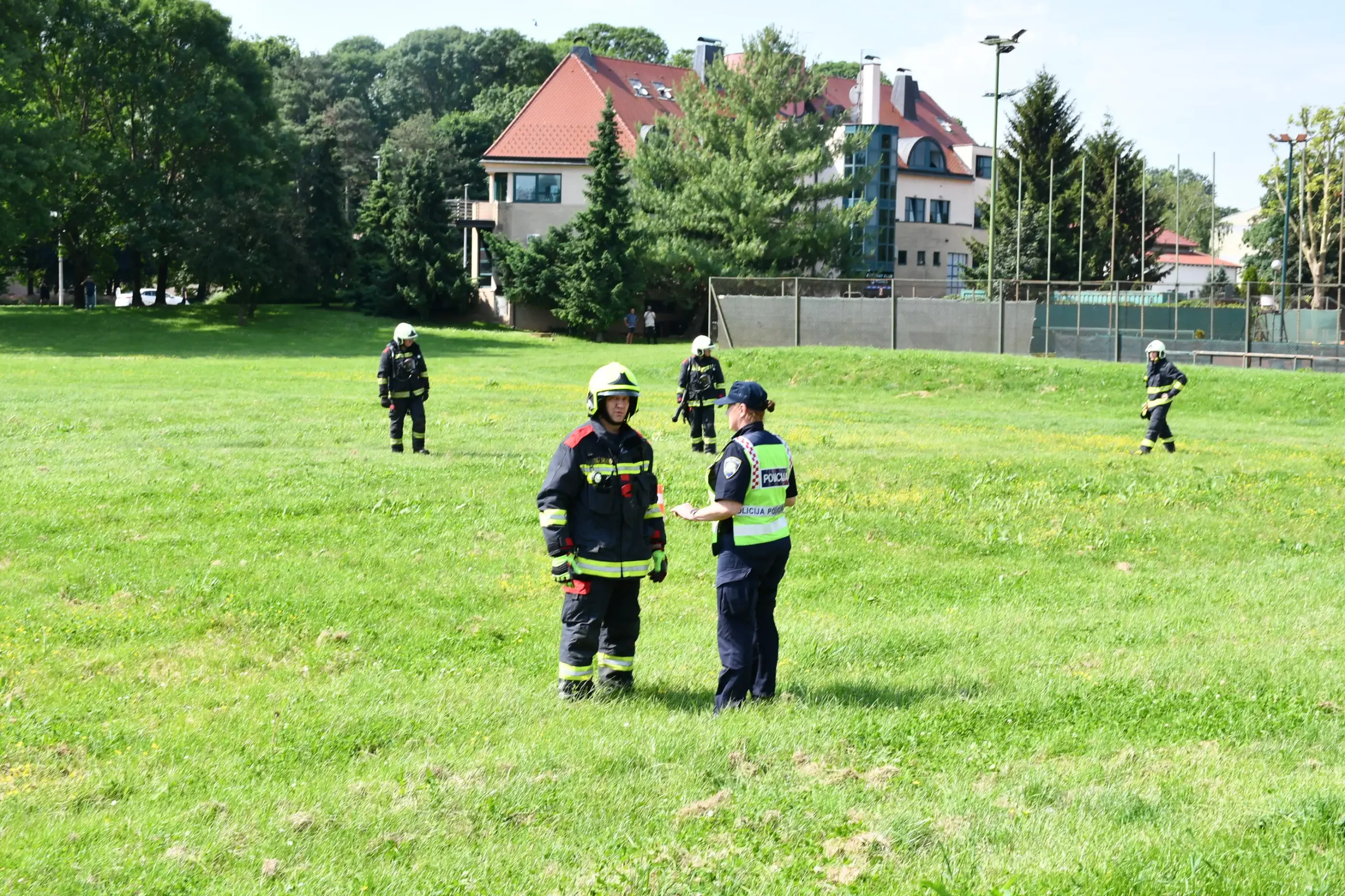 Zelena površina kod rotora kod pošte (16) Zelena površina kod rotora kod pošte (16)