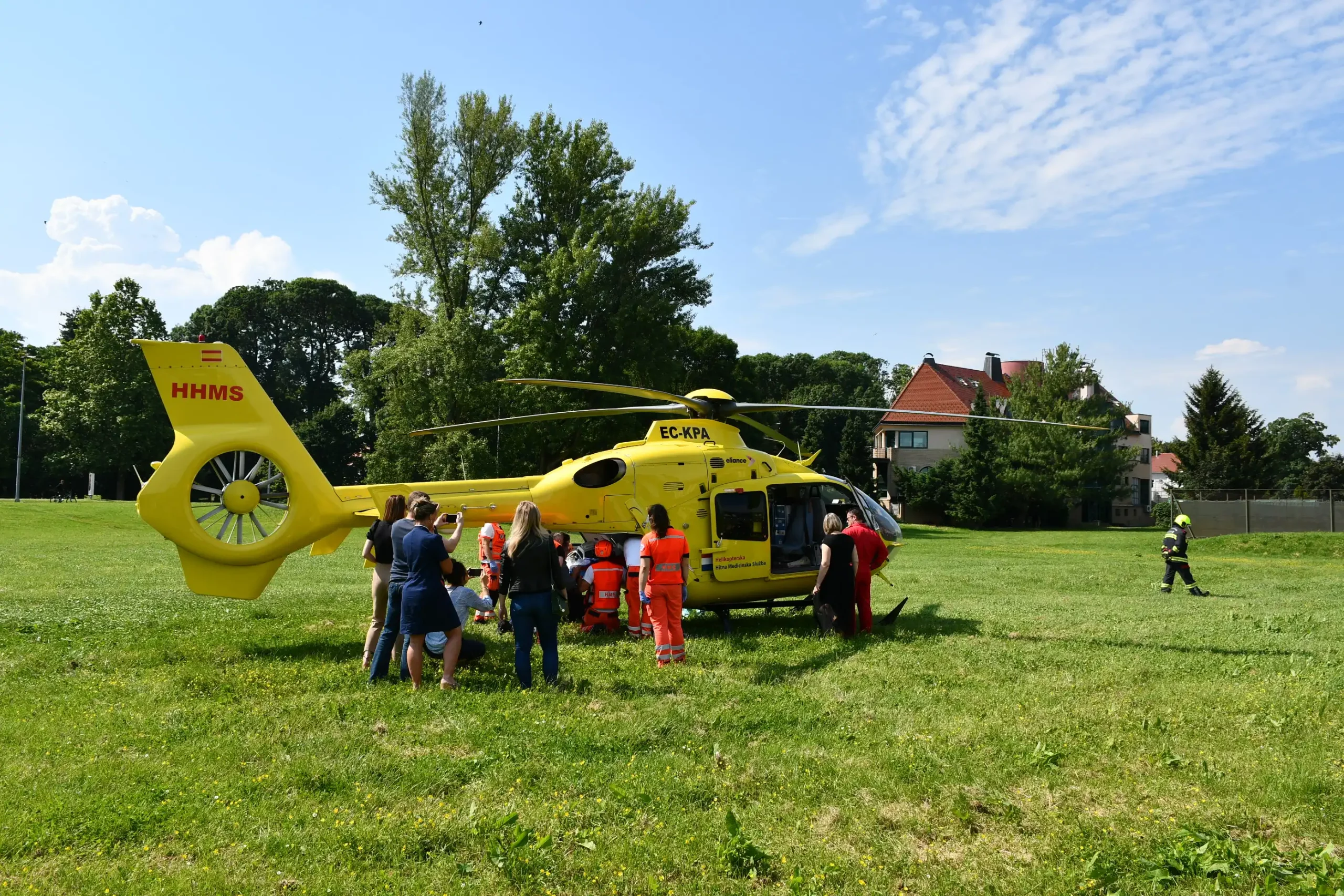 Zelena površina kod rotora kod pošte (22) helikopter Zelena površina kod rotora kod pošte (22) helikopter