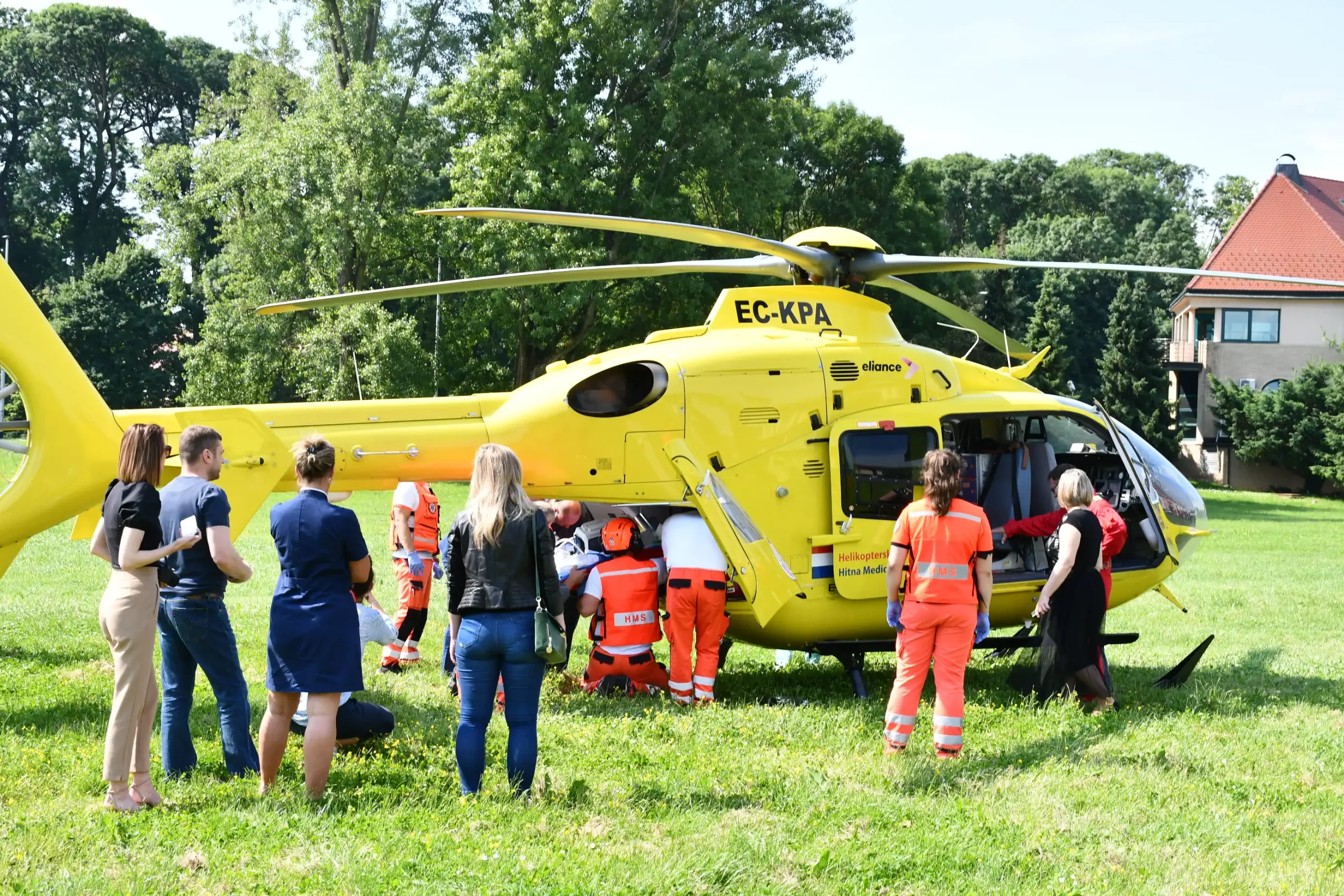 Zelena površina kod rotora kod pošte (23) helikopter Zelena površina kod rotora kod pošte (23) helikopter