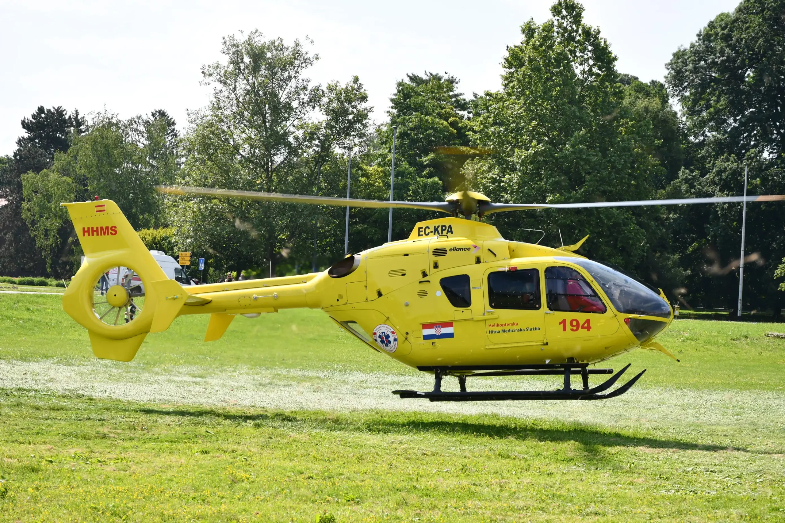 Zelena površina kod rotora kod pošte (35) helikopter Zelena površina kod rotora kod pošte (35) helikopter