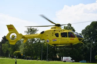 Zelena površina kod rotora kod pošte (37) helikopter